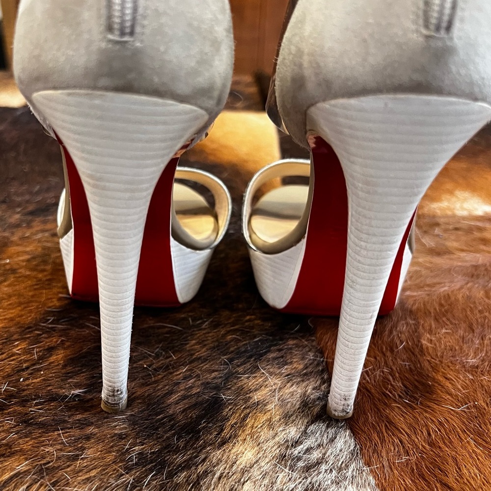 Taylor Swift: Christian Louboutin “Dufoura” Sandals in Smoke/Silver/White - Picture 8 of 15